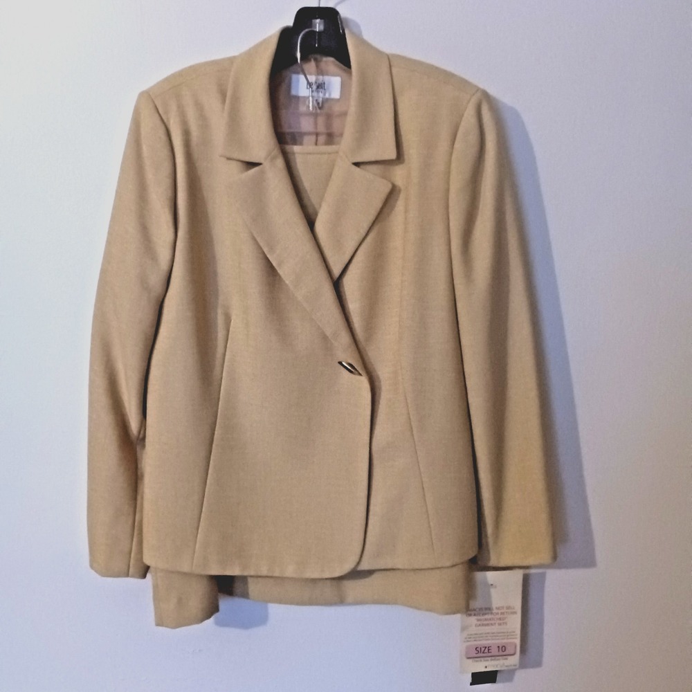NWT Le Suit Womens Beige Lined 2pc Skirt Suit – 10P